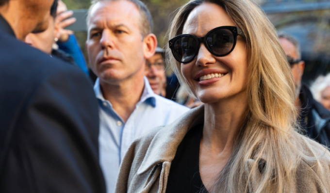 Parata di stelle al Torino Film Festival: Angelina Jolie con Baricco. Premiato Alec Baldwin (che schiva le domande sull’incidente mortale sul set)