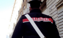 Si traveste da carabiniere per estorcere denaro a un centro massaggi ma finisce in un mucchio di guai