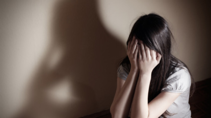 Torna a prendere le sue cose a casa, ma sequestra la ex e la violenta per 12 ore, un altro si finge minorenne per adescare una 13enne su Instagram