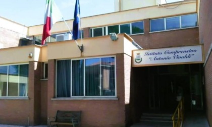 Ragazzina di 12 anni accoltella compagno di scuola, poi chiama i Carabinieri: "Ha detto alla prof che avevo copiato"