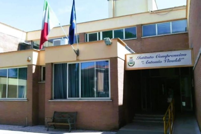 Ragazzina di 12 anni accoltella compagno di scuola, poi chiama i Carabinieri: “Ha detto alla prof che avevo copiato”