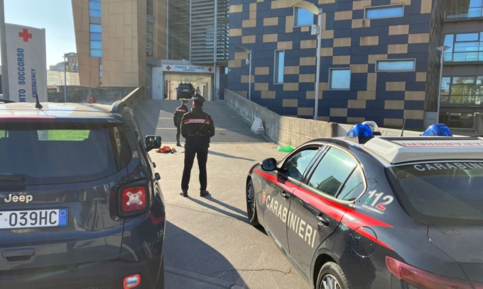 Aggredisce i medici dell’ospedale, poi accoltella un carabiniere: fermato con il taser