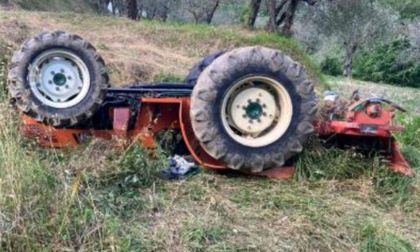 Dipendente delle Poste folgorata dal bancomat, ennesimo contadino schiacciato dal trattore