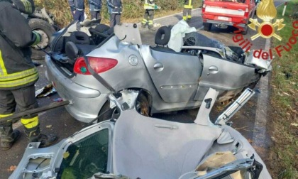 Auto tagliata in due dopo lo scontro con un camion, ventenne muore sul colpo