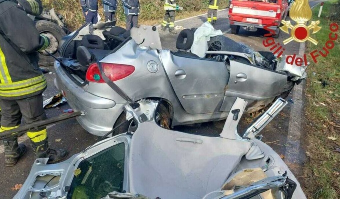 Auto tagliata in due dopo lo scontro con un camion, ventenne muore sul colpo