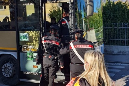 Lite sul bus, 16enne spara in bocca a un 17enne con una scacciacani