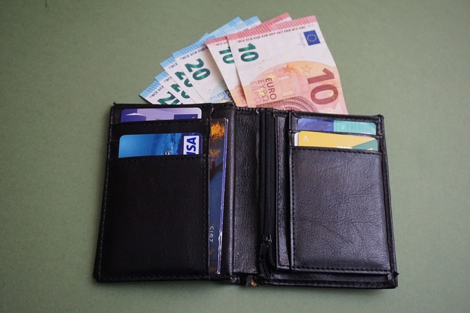 Trovano portafogli con 15.000 euro sul bus, tre 14enni lo restituiscono
