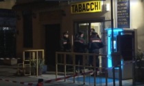 Tabaccaio reagisce a un tentativo di rapina, ferito da un colpo di pistola