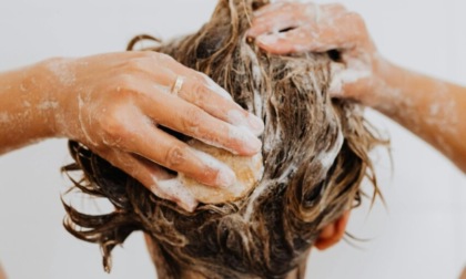 Sostanza tossica in shampoo, bagnoschiuma e profumi: l'elenco dei prodotti di grandi marche a rischio (che potreste avere a casa)