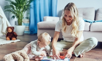 Bonus baby sitter, 400 euro al mese per le mamme in Lombardia: chi può richiederlo e come fare