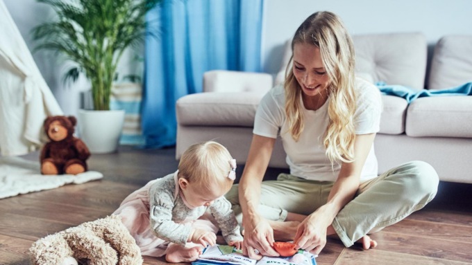 Bonus baby sitter, 400 euro al mese per le mamme in Lombardia: chi può richiederlo e come fare