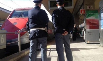 Fermati gli aggressori del capotreno: lui ha 21 anni, lei 16