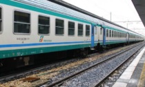 Chiede il biglietto, capotreno preso a pugni da un minorenne perde due denti