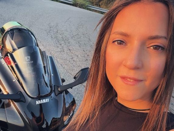 Muore cadendo in moto per una macchia d’olio, esattamente un anno prima aveva denunciato il pericolo su quella strada