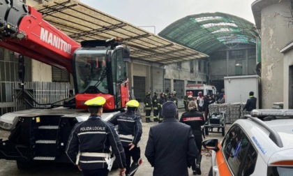 Schiacciato da un carrello elevatore contro il soffitto, ennesimo morto sul lavoro in Lombardia