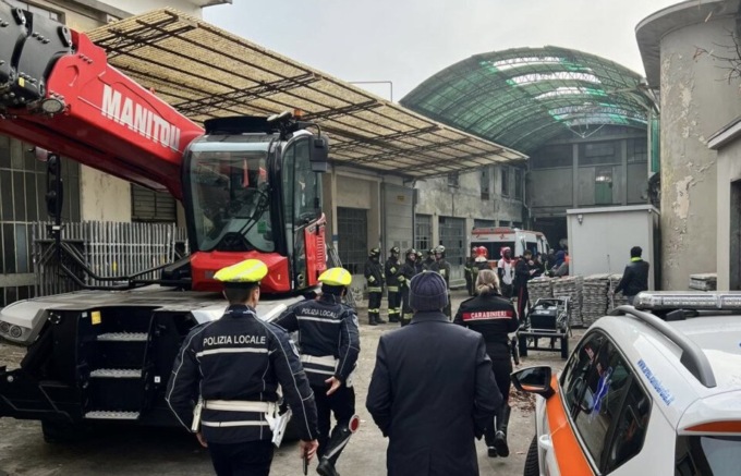 Schiacciato da un carrello elevatore contro il soffitto, ennesimo morto sul lavoro in Lombardia