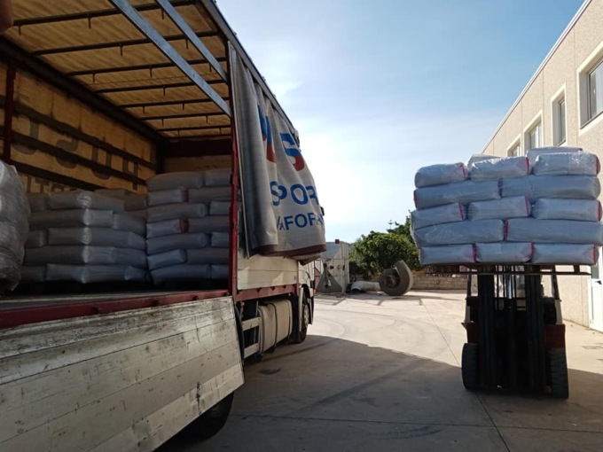 Schiacciato da un camion, imprenditore muore davanti al figlio