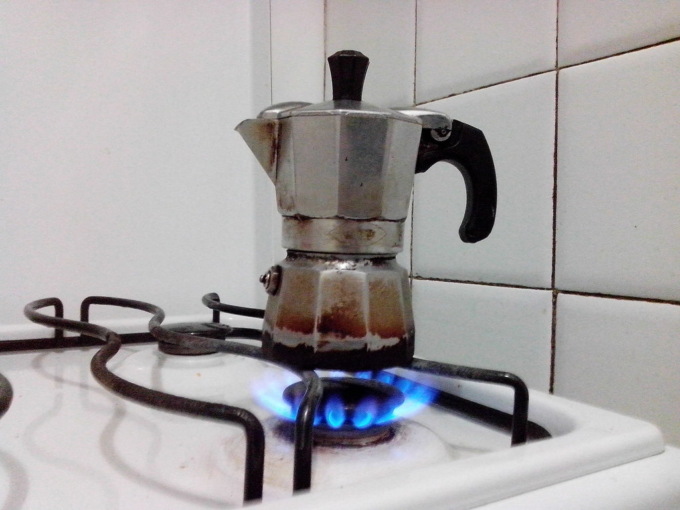 Si sveglia e accende i fornelli per fare il caffè: esplode la cucina e viene sbalzato fuori dalla finestra
