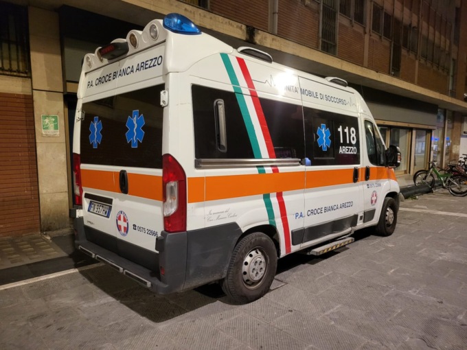 Mentre stanno salvando una vita, soccorritori dell’ambulanza derubati della cena