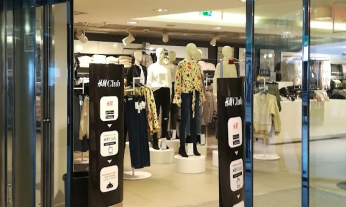 Telecamera nel camerino donne di H&M: secondo l’azienda il “Grande fratello” serve solo per la sicurezza