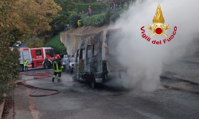 Scuolabus a fuoco, l’autista mette in salvo i bambini