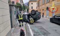 Auto si ribalta, urta le macchine in sosta poi finisce su un cancello che cade su un’altra auto: famiglia con due bimbi in ospedale