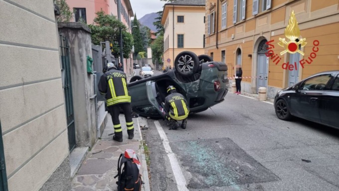 Auto si ribalta, urta le macchine in sosta poi finisce su un cancello che cade su un’altra auto: famiglia con due bimbi in ospedale