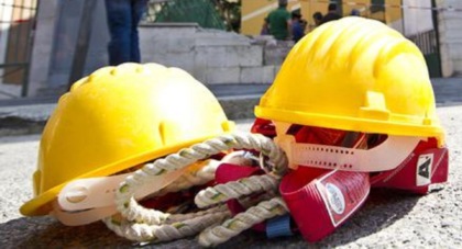 Cade da un palo del telefono, gravissimo operaio