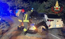 Si schiantano contro una parete rocciosa e l'auto si spezza in due: morto un 21enne, gravissimo l'amico