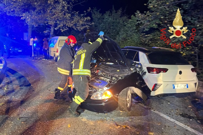 Si schiantano contro una parete rocciosa e l’auto si spezza in due: morto un 21enne, gravissimo l’amico