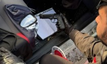 Quindicenni alla guida di un'auto rubata e con a bordo una pistola inseguiti e arrestati dai Carabinieri