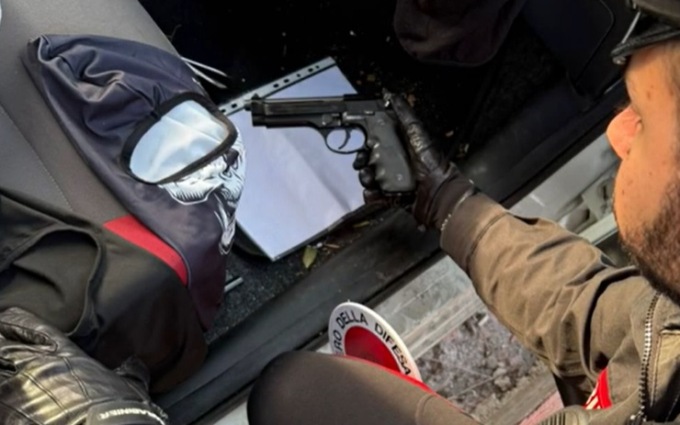 Quindicenni alla guida di un’auto rubata e con a bordo una pistola inseguiti e arrestati dai Carabinieri