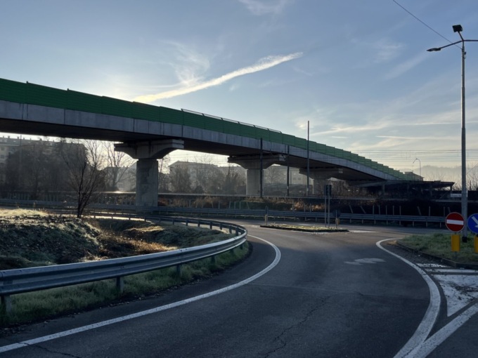 Sospesa a testa in giù per un’ora nell’auto in bilico sul cavalcavia, si salva grazie a Siri