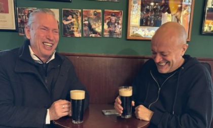 Gli 883 al tavolo insieme, Max Pezzali e la birra con Mauro Repetto