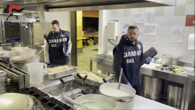 Mense da incubo: cibi avariati, blatte ed escrementi dove si cucinano i pasti per scuole e ospedali