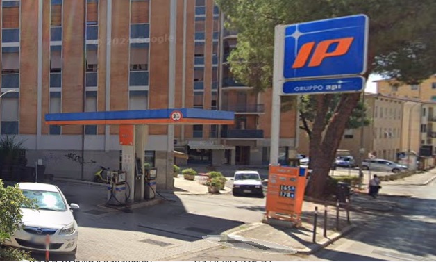 Mentre fa benzina l’auto si muove e la schiaccia, muore 65enne