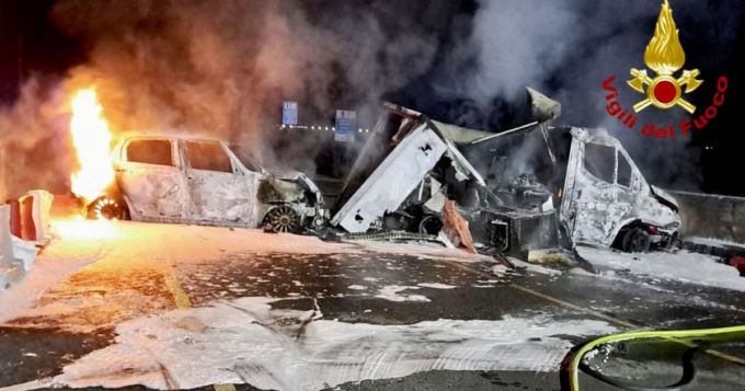 Rapina al magazzino Dhl con fucili d’assalto, camion incendiati e chiodi: bottino da un milione di euro
