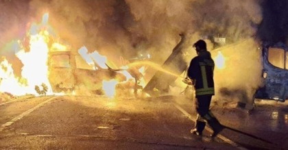 Lanciano petardi contro i pompieri che stanno spegnendo un incendio