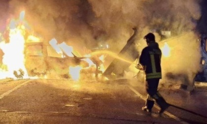 Lanciano petardi contro i pompieri che stanno spegnendo un incendio