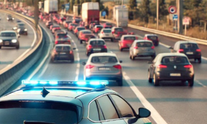 Ha le contrazioni mentre sono bloccati nel traffico ini autostrada: la Polizia crea un varco e li scorta in ospedale