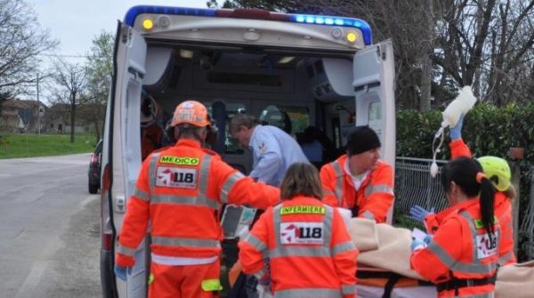 Auto piomba addosso a marito e moglie, lui le salva la vita, viene investito e muore