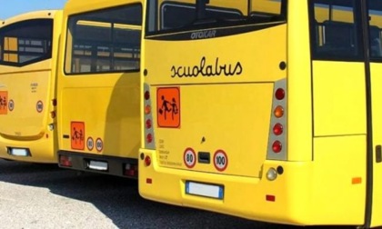 Autista dello scuolabus abbandona bambino di 6 anni per strada