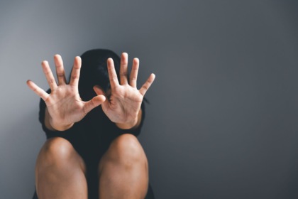 Violenza contro le donne anche a Natale: 42enne picchiata dal compagno a Ischia, 27enne in terapia intensiva a Bari