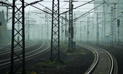 Si addormenta sui binari e il treno gli passa sopra, salvo (e illeso) per miracolo