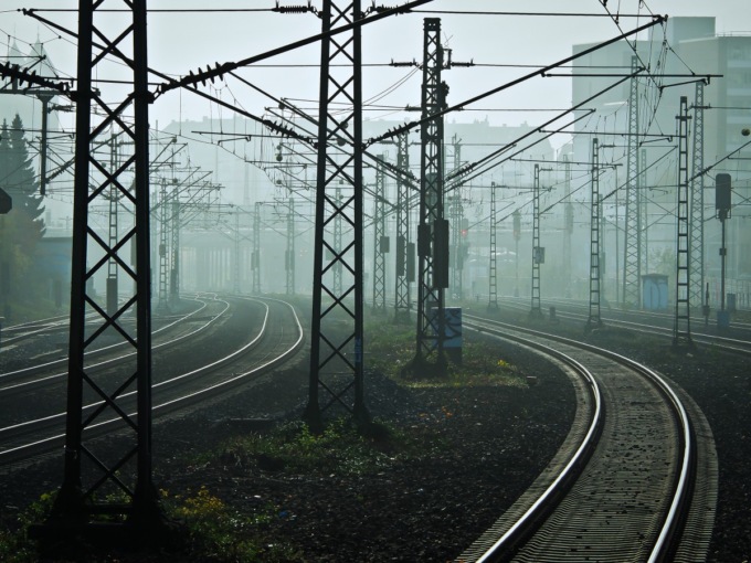 Si addormenta sui binari e il treno gli passa sopra, salvo (e illeso) per miracolo