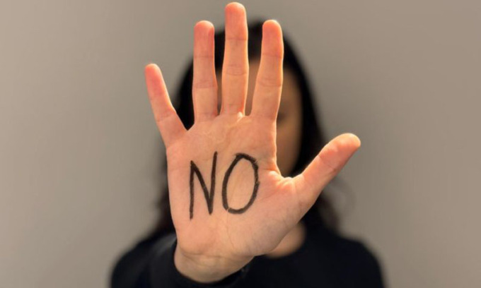 Questurino corteggia ossessivamente l’insegnante delle sue figlie: assolto dall’accusa di stalking (da un collegio tutto femminile)