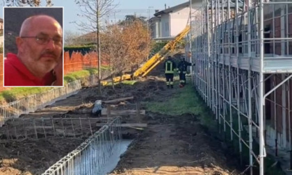 Il terreno cede, la gru si inclina: il braccio meccanico colpisce in testa un operaio e lo uccide