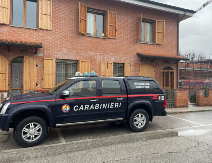 Spara alla moglie e si uccide, una decisione presa insieme: il biglietto vicino ai corpi
