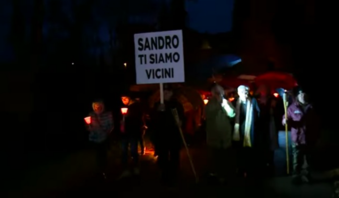 Uccise il vicino che gli stava demolendo la casa con la ruspa: un corteo di solidarietà con il parroco in prima fila