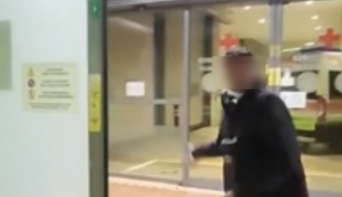Lancia scatolette di tonno contro medici e infermieri, poi si cala i pantaloni: 35enne fuori controllo al Pronto Soccorso